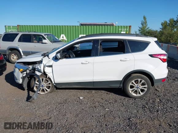 2018 Ford Escape SE z VIN 1FMCU9GD7JUC68368, wystawiony jako IAAI lot #43336557 z przebiegiem 104 766 mil mil oraz . Historia ofert i sprzedaży dostępna na DreamBid. Obrazek 14.