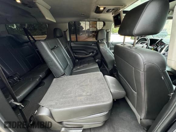 ✅ 2019 Chevrolet Suburban LT • VIN: 1GNSKHKC7KR362891 • Lot: 73576914. Wystawiony na Copart z przebiegiem 171 965 mil. Bezpłatny archiwum sprzedaży aukcyjnych z USA i szczegółowy raport historii pojazdu na DreamBid. Zdjęcie 6.