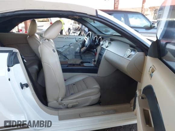 ✅ 2005 Ford Mustang GT Deluxe • VIN: 1ZVHT85H055248991 • Лот: 43541903. Опубликован ранее на IAAI с пробегом 120 990 миль. Бесплатный доступ к архиву аукционных продаж из США и подробный отчёт об истории автомобиля на DreamBid. Изображение 5.