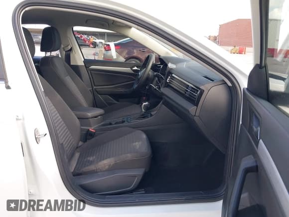 ✅ 2025 Volkswagen Jetta S • VIN: 3VW5X7BU2SM052642 • Лот: 42543228. Опубликован ранее на IAAI с пробегом 5 833 миль. Бесплатный доступ к архиву аукционных продаж из США и подробный отчёт об истории автомобиля на DreamBid. Изображение 5.