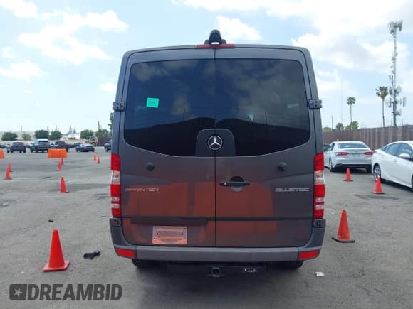 ✅ 2015 Mercedes-Benz Sprinter Passenger • VIN: WDZPE7DC1FP111850 • Lot: 41920037. Wystawiony na IAAI z przebiegiem 127 121 mil. Bezpłatny archiwum sprzedaży aukcyjnych z USA i szczegółowy raport historii pojazdu na DreamBid. Zdjęcie 16.