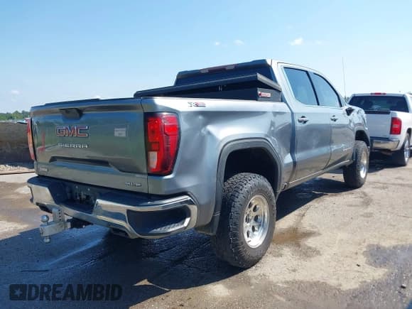 ✅ 2020 GMC Sierra 1500 SLE • VIN: 3GTU9BEDXLG219627 • Лот: 43158274. Опубликован ранее на IAAI с пробегом 108 803 миль. Бесплатный доступ к архиву аукционных продаж из США и подробный отчёт об истории автомобиля на DreamBid. Изображение 4.