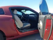 ✅ 2014 Ford Mustang V6 • VIN: 1ZVBP8AM9E5202010 • Lot: 43540548. Wystawiony na IAAI z przebiegiem 105 849 mil. Bezpłatny archiwum sprzedaży aukcyjnych z USA i szczegółowy raport historii pojazdu na DreamBid. Zdjęcie 5.