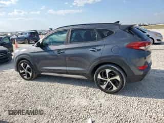 2018 Hyundai Tucson Value z VIN KM8J33A2XJU793505, wystawiony jako Copart lot #84971415 z przebiegiem 99 470 mil mil oraz Czysty tytuł • Clean title. Historia ofert i sprzedaży dostępna na DreamBid. Obrazek 2.