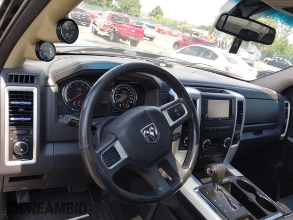 ✅ 2010 Dodge 1500 Laramie • VIN: 1D7RV1CT8AS201631 • Lot: 42755672. Wystawiony na IAAI z przebiegiem 78 907 mil. Bezpłatny archiwum sprzedaży aukcyjnych z USA i szczegółowy raport historii pojazdu na DreamBid. Zdjęcie 17.