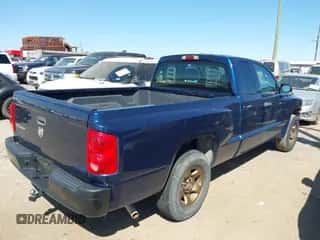2005 Dodge Dakota ST z VIN 1D7HE22K75S341363, wystawiony jako IAAI lot #43297317 z przebiegiem 51 141 mil mil oraz . Historia ofert i sprzedaży dostępna na DreamBid. Obrazek 4.
