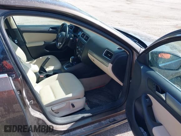 ✅ 2014 Volkswagen Jetta TDI w/Premium/Nav • VIN: 3VWLL7AJ8EM387791 • Lot: 42555967. Listed on IAAI with 218,829 mi. Free auction sales archive from the USA and detailed vehicle history report at DreamBid. Image 5.