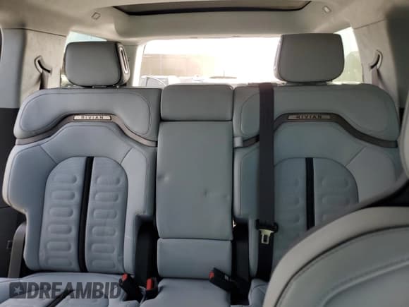 ✅ 2023 Rivian R1S Adventure • VIN: 7PDSGABA0PN022442 • Lot: 72570564. Wystawiony na Copart z przebiegiem 8 648 mil. Bezpłatny archiwum sprzedaży aukcyjnych z USA i szczegółowy raport historii pojazdu na DreamBid. Zdjęcie 10.