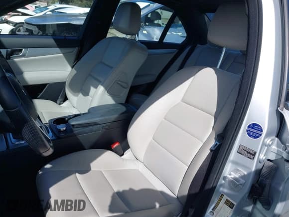 ✅ 2014 Mercedes-Benz C 250 Sport • VIN: WDDGF4HB4ER305973 • Lot: 41781503. Wystawiony na IAAI z przebiegiem 98 542 mil. Bezpłatny archiwum sprzedaży aukcyjnych z USA i szczegółowy raport historii pojazdu na DreamBid. Zdjęcie 20.