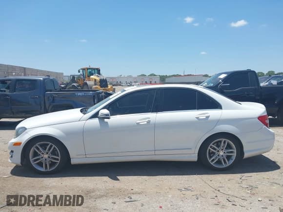 ✅ 2014 Mercedes-Benz C 250 Sport • VIN: WDDGF4HB7EG255887 • Lot: 42526938. Listed on IAAI with 158,417 mi. Free auction sales archive from the USA and detailed vehicle history report at DreamBid. Image 15.