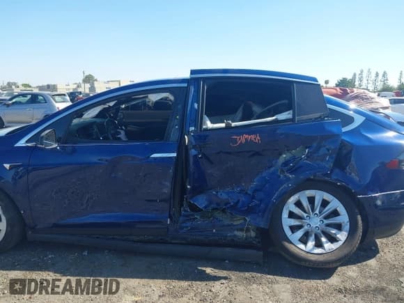 ✅ 2017 Tesla Model X 90D • VIN: 5YJXCBE24HF075440 • Lot: 43388534. Wystawiony na IAAI z przebiegiem Nie podano. Bezpłatny archiwum sprzedaży aukcyjnych z USA i szczegółowy raport historii pojazdu na DreamBid. Zdjęcie 6.