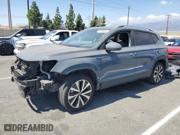 ✅ 2022 Volkswagen Taos SE • VIN: 3VVLX7B26NM081155 • Lot: 71908015. Wystawiony na Copart z przebiegiem 69 831 mil. Bezpłatny archiwum sprzedaży aukcyjnych z USA i szczegółowy raport historii pojazdu na DreamBid. Zdjęcie 1.