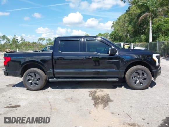 ✅ 2024 Ford F-150 Lightning Flash • VIN: 1FT6W3L71RWG32177 • Lot: 42513970. Listed on IAAI with 8,203 mi. Free auction sales archive from the USA and detailed vehicle history report at DreamBid. Image 13.