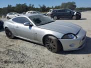 ✅ 2007 Jaguar XK • VIN: SAJDA43B675B04724 • Lot: 77493604. Wystawiony na Copart z przebiegiem Nie podano. Bezpłatny archiwum sprzedaży aukcyjnych z USA i szczegółowy raport historii pojazdu na DreamBid. Zdjęcie 4.