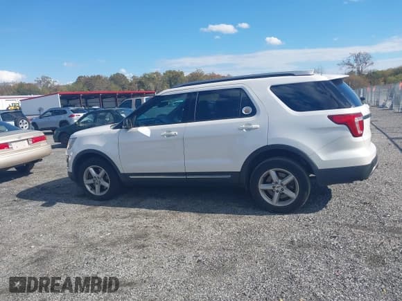 ✅ 2016 Ford Explorer XLT • VIN: 1FM5K8DH2GGB16070 • Lot: 43493938. Wystawiony na IAAI z przebiegiem 153 854 mil. Bezpłatny archiwum sprzedaży aukcyjnych z USA i szczegółowy raport historii pojazdu na DreamBid. Zdjęcie 14.