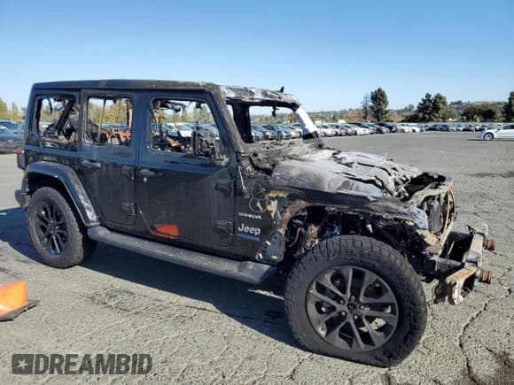 ✅ 2022 Jeep Wrangler Unlimited Sahara • VIN: 1C4JJXP61NW153270 • Lot: 82076985. Wystawiony na Copart z przebiegiem Nie podano. Bezpłatny archiwum sprzedaży aukcyjnych z USA i szczegółowy raport historii pojazdu na DreamBid. Zdjęcie 4.