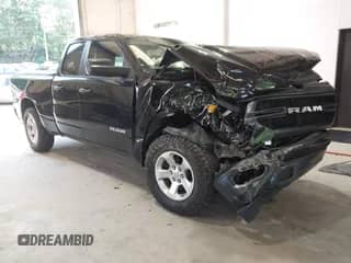 2019 Ram 1500 Tradesman z VIN 1C6SRFCT6KN570492, wystawiony jako IAAI lot #42813379 z przebiegiem 75 107 mil mil oraz . Historia ofert i sprzedaży dostępna na DreamBid. Obrazek 1.