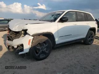 ✅ 2023 Jeep Grand Cherokee Laredo • VIN: 1C4RJHAG6P8702897 • Лот: 87275175. Опубликован ранее на Copart с пробегом 99 662 миль. Бесплатный доступ к архиву аукционных продаж из США и подробный отчёт об истории автомобиля на DreamBid. Изображение 1.