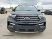✅ 2020 Ford Explorer XLT • VIN: 1FMSK8DH3LGC88315 • Lot: 50448095. Wystawiony na Copart z przebiegiem 64 227 mil. Bezpłatny archiwum sprzedaży aukcyjnych z USA i szczegółowy raport historii pojazdu na DreamBid. Zdjęcie 5.