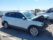 ✅ 2020 Volkswagen Tiguan S • VIN: 3VV1B7AX3LM181486 • Lot: 42228279. Wystawiony na IAAI z przebiegiem 61 901 mil. Bezpłatny archiwum sprzedaży aukcyjnych z USA i szczegółowy raport historii pojazdu na DreamBid. Zdjęcie 1.