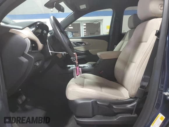 ✅ 2023 Chevrolet Traverse LS • VIN: 1GNERFKW6PJ243632 • Lot: 90900015. Wystawiony na Copart z przebiegiem 36 509 mil. Bezpłatny archiwum sprzedaży aukcyjnych z USA i szczegółowy raport historii pojazdu na DreamBid. Zdjęcie 7.