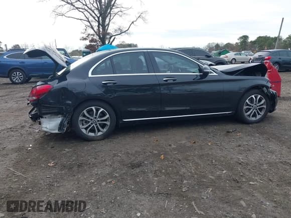 ✅ 2017 Mercedes-Benz C 300 • VIN: 55SWF4KB4HU220347 • Lot: 43750729. Wystawiony na IAAI z przebiegiem 63 866 mil. Bezpłatny archiwum sprzedaży aukcyjnych z USA i szczegółowy raport historii pojazdu na DreamBid. Zdjęcie 13.