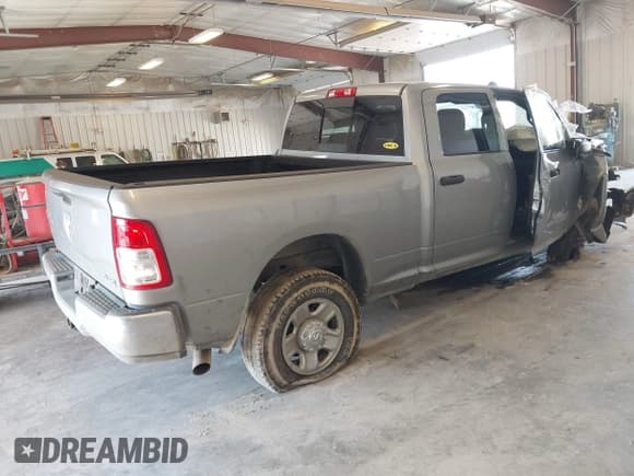 ✅ 2024 Ram 2500 Tradesman • VIN: 3C6UR5CL5RG234130 • Lot: 43016030. Wystawiony na IAAI z przebiegiem 27 363 mil. Bezpłatny archiwum sprzedaży aukcyjnych z USA i szczegółowy raport historii pojazdu na DreamBid. Zdjęcie 4.