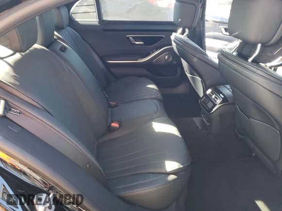 ✅ 2022 Mercedes-Benz S 500 • VIN: W1K6G6DB6NA086572 • Lot: 67462832. Wystawiony na Copart z przebiegiem 8 829 mil. Bezpłatny archiwum sprzedaży aukcyjnych z USA i szczegółowy raport historii pojazdu na DreamBid. Zdjęcie 10.