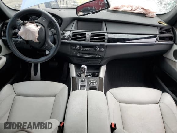 ✅ 2014 BMW X6 M • VIN: 5YMGZ0C53E0C40561 • Lot: 61092915. Wystawiony na Copart z przebiegiem Nie podano. Bezpłatny archiwum sprzedaży aukcyjnych z USA i szczegółowy raport historii pojazdu na DreamBid. Zdjęcie 8.