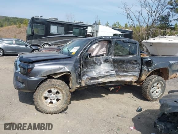 ✅ 2015 Toyota Tacoma • VIN: 5TFLU4EN9FX111322 • Lot: 41621064. Listed on IAAI with Not provided. Free auction sales archive from the USA and detailed vehicle history report at DreamBid. Image 6.