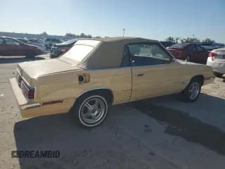 ✅ 1985 Chrysler LeBaron • VIN: 1C3BC55D2FG280873 • Lot: 48487345. Wystawiony na Copart z przebiegiem 15 153 mil. Bezpłatny archiwum sprzedaży aukcyjnych z USA i szczegółowy raport historii pojazdu na DreamBid. Zdjęcie 3.