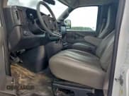 ✅ 2020 Chevrolet Express Cargo • VIN: 1GCWGAFP7L1126421 • Lot: 93704215. Wystawiony na Copart z przebiegiem 140 211 mil. Bezpłatny archiwum sprzedaży aukcyjnych z USA i szczegółowy raport historii pojazdu na DreamBid. Zdjęcie 7.