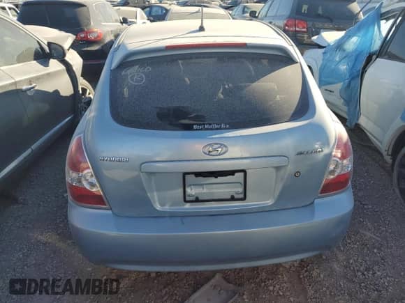 2008 Hyundai Accent GS z VIN KMHCM36C58U065754, wystawiony jako Copart lot #75110174 z przebiegiem 189 492 mil mil oraz Nie do naprawy • Non repairable. Historia ofert i sprzedaży dostępna na DreamBid. Obrazek 6.