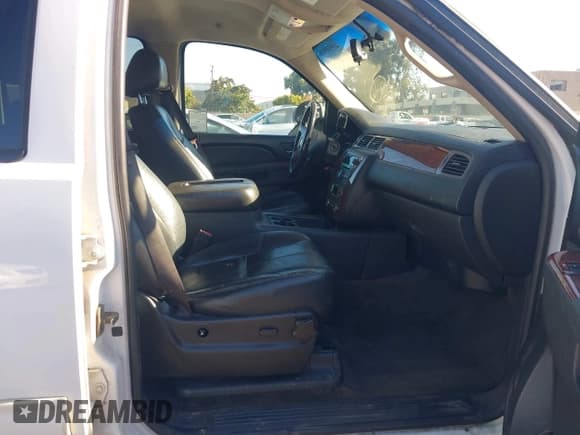 ✅ 2011 Chevrolet Suburban LT • VIN: 1GNSKJE30BR208994 • Lot: 43551916. Wystawiony na IAAI z przebiegiem 239 030 mil. Bezpłatny archiwum sprzedaży aukcyjnych z USA i szczegółowy raport historii pojazdu na DreamBid. Zdjęcie 5.