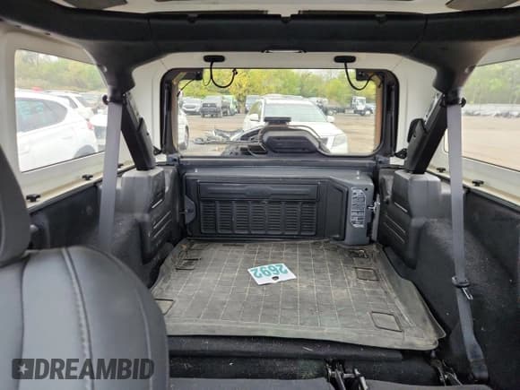 ✅ 2020 Jeep Wrangler Unlimited Willys • VIN: 1C4HJXDG5LW111435 • Лот: 85719995. Опубликован ранее на Copart с пробегом 96 335 миль. Бесплатный доступ к архиву аукционных продаж из США и подробный отчёт об истории автомобиля на DreamBid. Изображение 10.