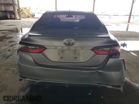 2022 Toyota Camry SE z VIN 4T1G11AK0NU621820, wystawiony jako Copart lot #86604205 z przebiegiem 101 107 mil mil oraz Szkoda całkowita • Salvage title. Historia ofert i sprzedaży dostępna na DreamBid. Obrazek 6.