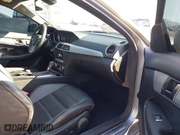 ✅ 2013 Mercedes-Benz C 250 • VIN: WDDGJ4HBXDG020882 • Lot: 41466590. Wystawiony na IAAI z przebiegiem 144 976 mil. Bezpłatny archiwum sprzedaży aukcyjnych z USA i szczegółowy raport historii pojazdu na DreamBid. Zdjęcie 5.