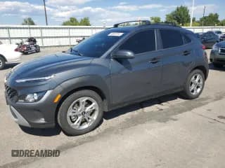 ✅ 2022 Hyundai Kona SEL • VIN: KM8K3CAB7NU799515 • Лот: 68880784. Опубликован ранее на Copart с пробегом 51 859 миль. Бесплатный доступ к архиву аукционных продаж из США и подробный отчёт об истории автомобиля на DreamBid. Изображение 1.