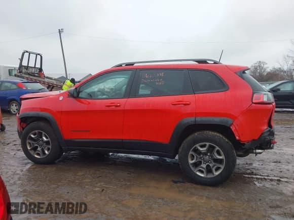 ✅ 2019 Jeep Cherokee Trailhawk • VIN: 1C4PJMBX4KD121168 • Lot: 41680398. Listed on IAAI with 128,931 mi. Free auction sales archive from the USA and detailed vehicle history report at DreamBid. Image 14.