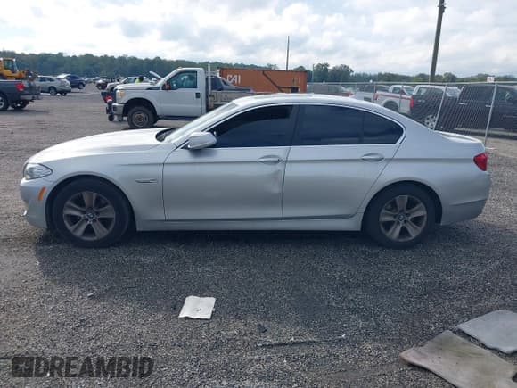 ✅ 2011 BMW 5 Series 528i • VIN: WBAFR1C51BC672712 • Lot: 43302288. Wystawiony na IAAI z przebiegiem 142 779 mil. Bezpłatny archiwum sprzedaży aukcyjnych z USA i szczegółowy raport historii pojazdu na DreamBid. Zdjęcie 14.