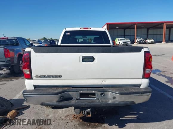 ✅ 2005 Chevrolet Silverado 2500HD LS • VIN: 1GCHK23225F829520 • Lot: 43518276. Wystawiony na IAAI z przebiegiem 276 568 mil. Bezpłatny archiwum sprzedaży aukcyjnych z USA i szczegółowy raport historii pojazdu na DreamBid. Zdjęcie 16.