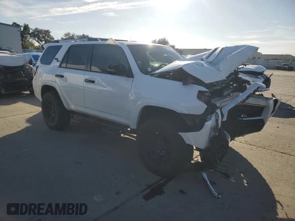 ✅ 2018 Toyota 4Runner SR5 Premium • VIN: JTEBU5JR1J5592032 • Лот: 82728895. Опубликован ранее на Copart с пробегом 104 185 миль. Бесплатный доступ к архиву аукционных продаж из США и подробный отчёт об истории автомобиля на DreamBid. Изображение 4.