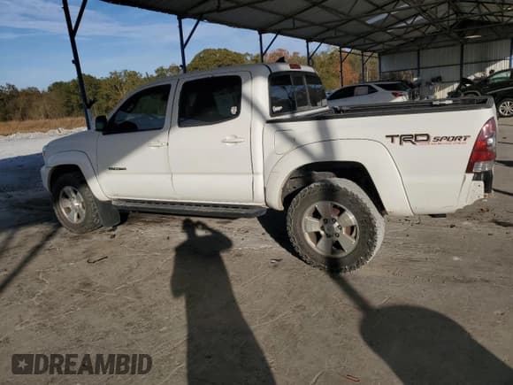 ✅ 2015 Toyota Tacoma • VIN: 3TMLU4EN2FM182321 • Lot: 92693405. Listed on Copart with 214,806 mi. Free auction sales archive from the USA and detailed vehicle history report at DreamBid. Image 2.