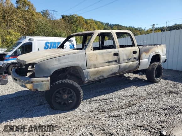 ✅ 2004 Chevrolet Silverado 2500HD LS • VIN: 1GCHK23254F252982 • Lot: 86218595. Wystawiony na Copart z przebiegiem Nie podano. Bezpłatny archiwum sprzedaży aukcyjnych z USA i szczegółowy raport historii pojazdu na DreamBid. Zdjęcie 1.