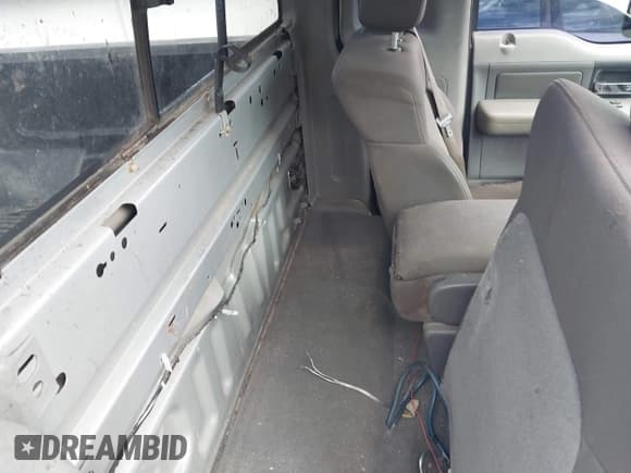 ✅ 2004 Ford F-150 XL • VIN: 1FTRF14W24NB71321 • Lot: 42968586. Listed on IAAI with 235,691 mi. Free auction sales archive from the USA and detailed vehicle history report at DreamBid. Image 8.