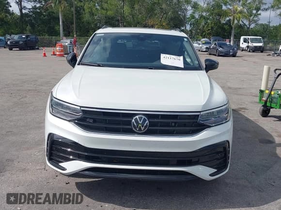 ✅ 2024 Volkswagen Tiguan SE R-Line Black • VIN: 3VVCB7AX6RM093792 • Lot: 42117670. Wystawiony na IAAI z przebiegiem 15 379 mil. Bezpłatny archiwum sprzedaży aukcyjnych z USA i szczegółowy raport historii pojazdu na DreamBid. Zdjęcie 11.