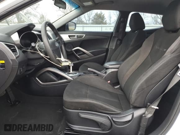 ✅ 2016 Hyundai Veloster • VIN: KMHTC6AD8GU281827 • Lot: 84548994. Wystawiony na Copart z przebiegiem 88 454 mil. Bezpłatny archiwum sprzedaży aukcyjnych z USA i szczegółowy raport historii pojazdu na DreamBid. Zdjęcie 7.