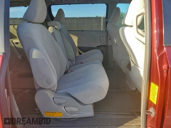 ✅ 2012 Toyota Sienna LE • VIN: 5TDKK3DC2CS193746 • Lot: 95155755. Wystawiony na Copart z przebiegiem 178 176 mil. Bezpłatny archiwum sprzedaży aukcyjnych z USA i szczegółowy raport historii pojazdu na DreamBid. Zdjęcie 11.