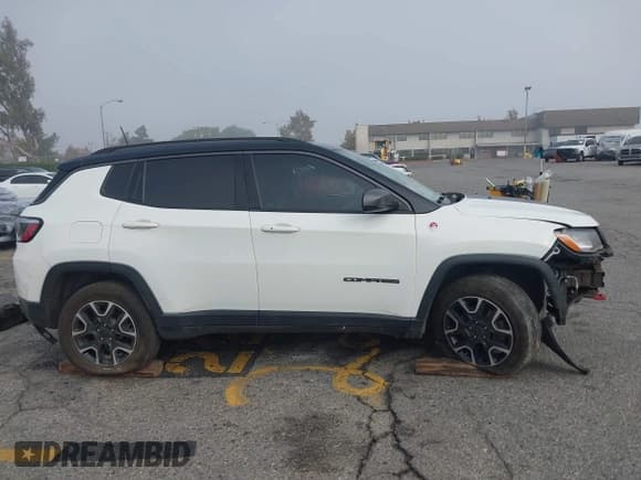 ✅ 2021 Jeep Compass Trailhawk • VIN: 3C4NJDDB4MT566421 • Lot: 43594064. Wystawiony na IAAI z przebiegiem 116 946 mil. Bezpłatny archiwum sprzedaży aukcyjnych z USA i szczegółowy raport historii pojazdu na DreamBid. Zdjęcie 14.