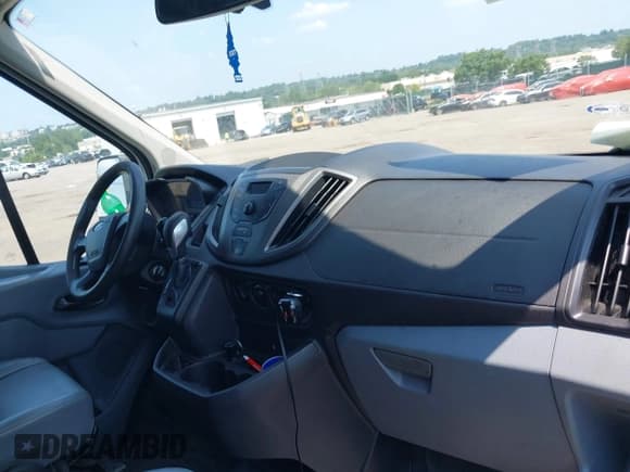 ✅ 2016 Ford Transit Cargo • VIN: 1FTYR3XM1GKA12031 • Lot: 42857186. Wystawiony na IAAI z przebiegiem 247 775 mil. Bezpłatny archiwum sprzedaży aukcyjnych z USA i szczegółowy raport historii pojazdu na DreamBid. Zdjęcie 12.